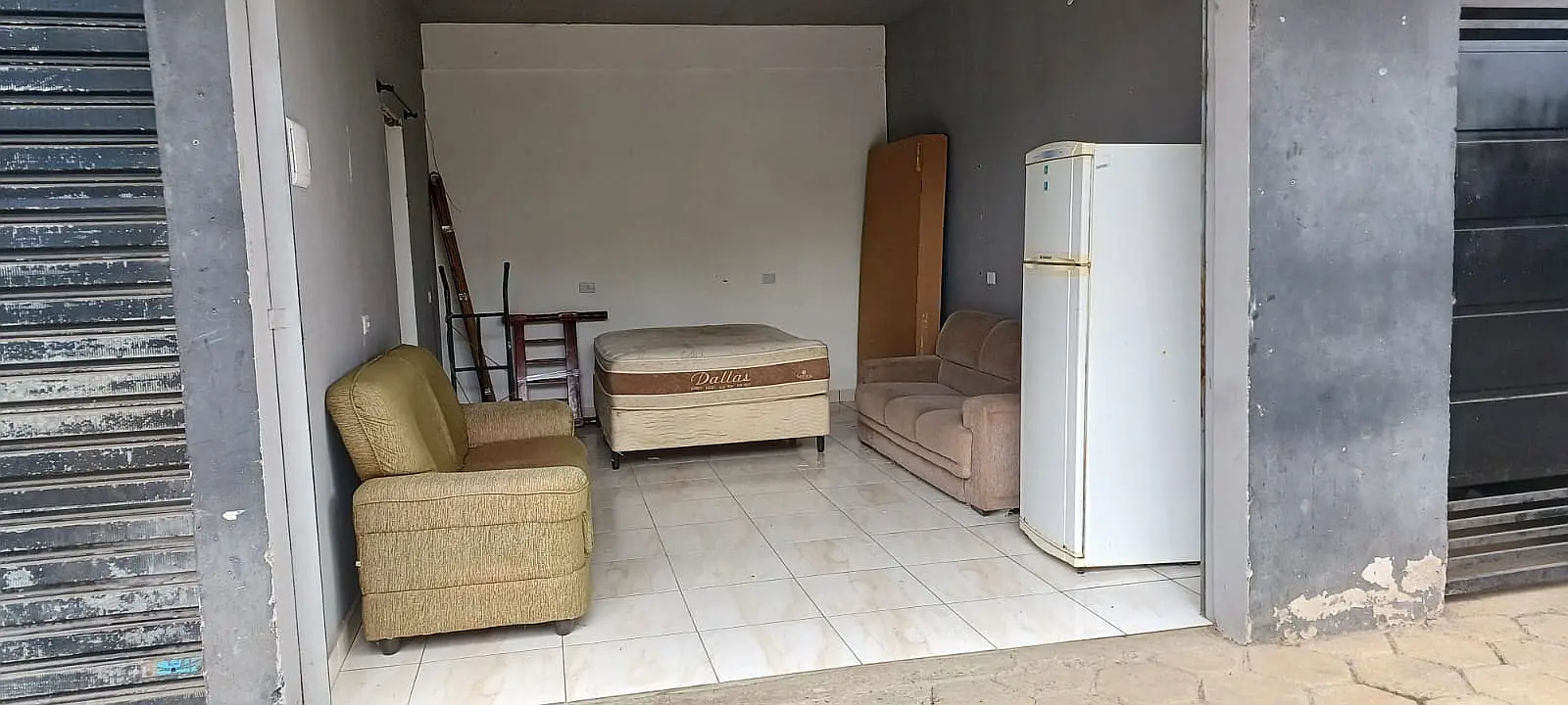 Entrada da loja física EmCotia com móveis e eletrodomésticos usados em Caucaia do Alto