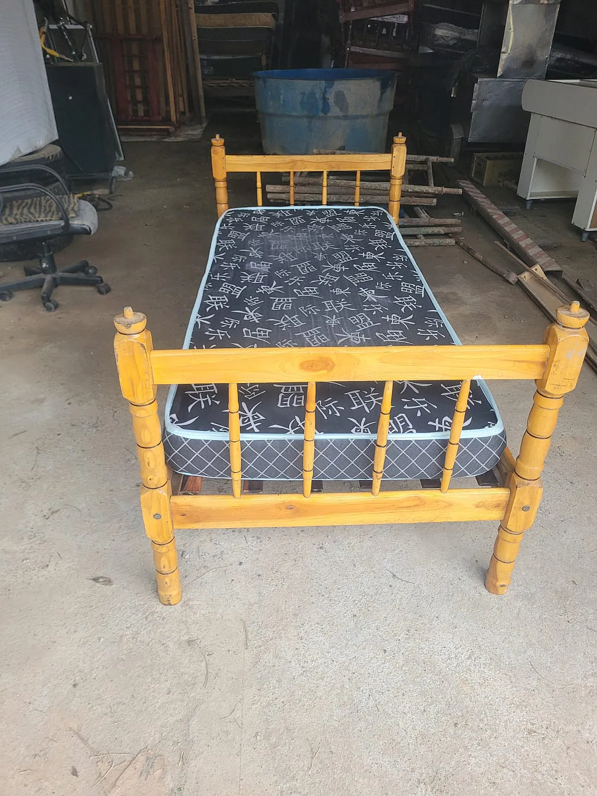 Foto de Cama de solteiro usada de madeira em Cotia s/colchão
