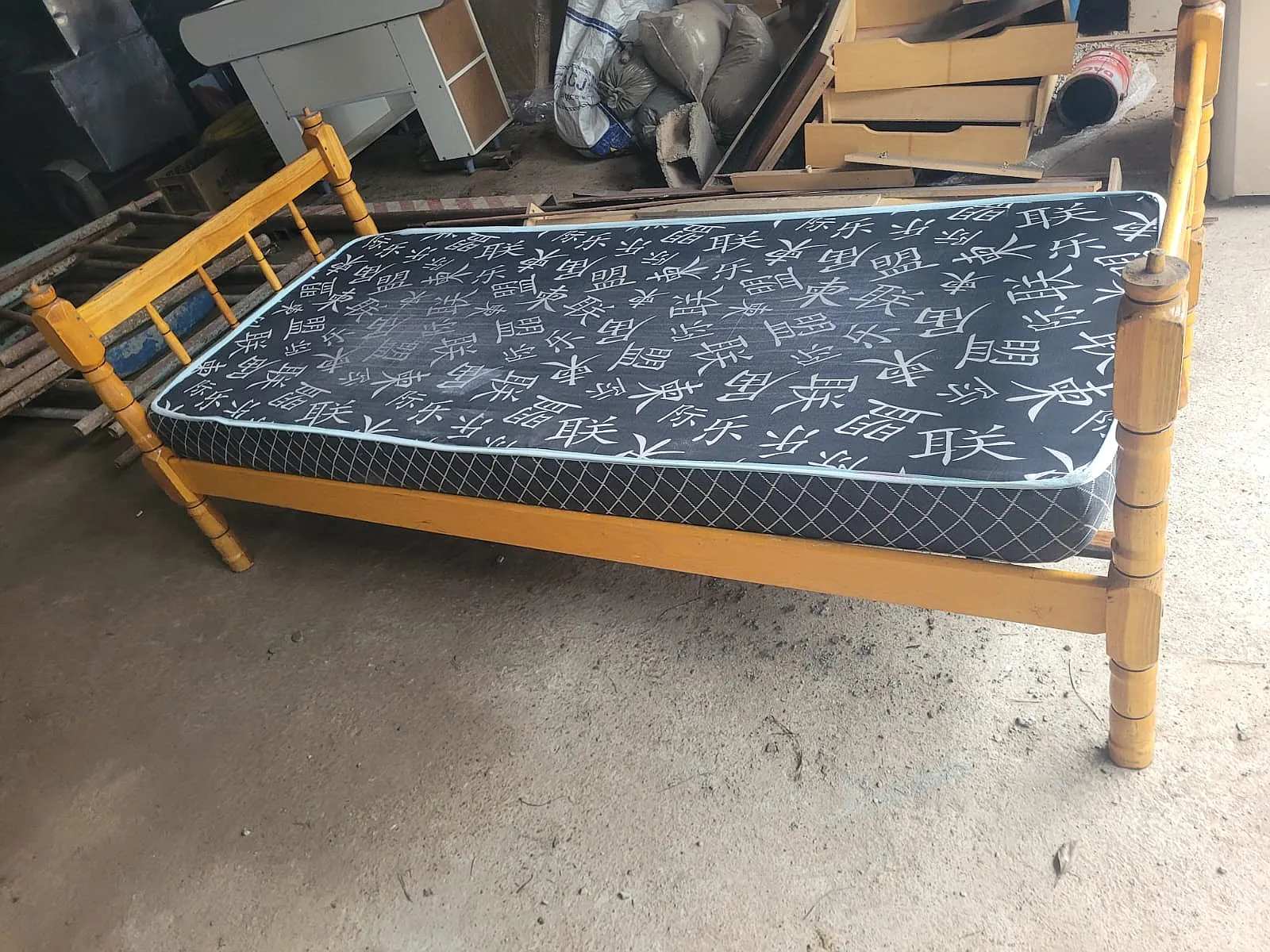 Detalhe de Cama de solteiro usada de madeira em Cotia s/colchão