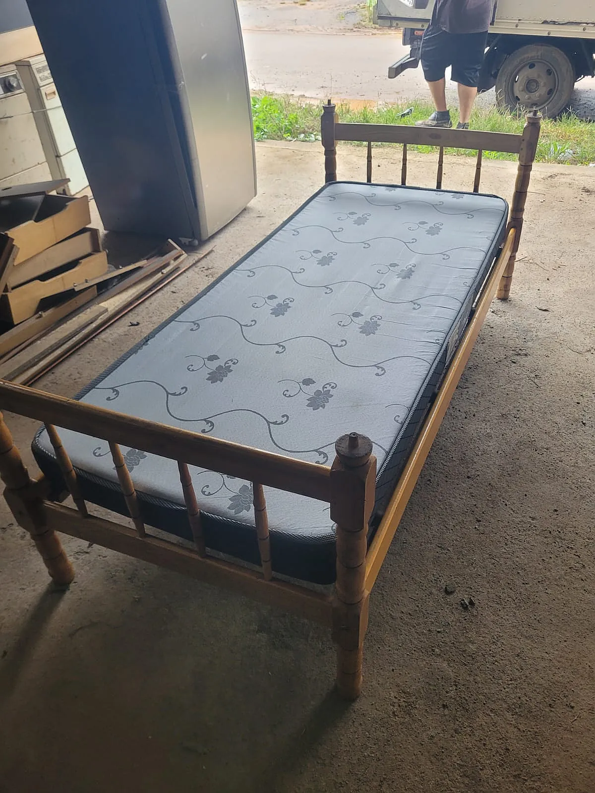 Detalhe de Cama de solteiro usada de madeira em Cotia s/colchão