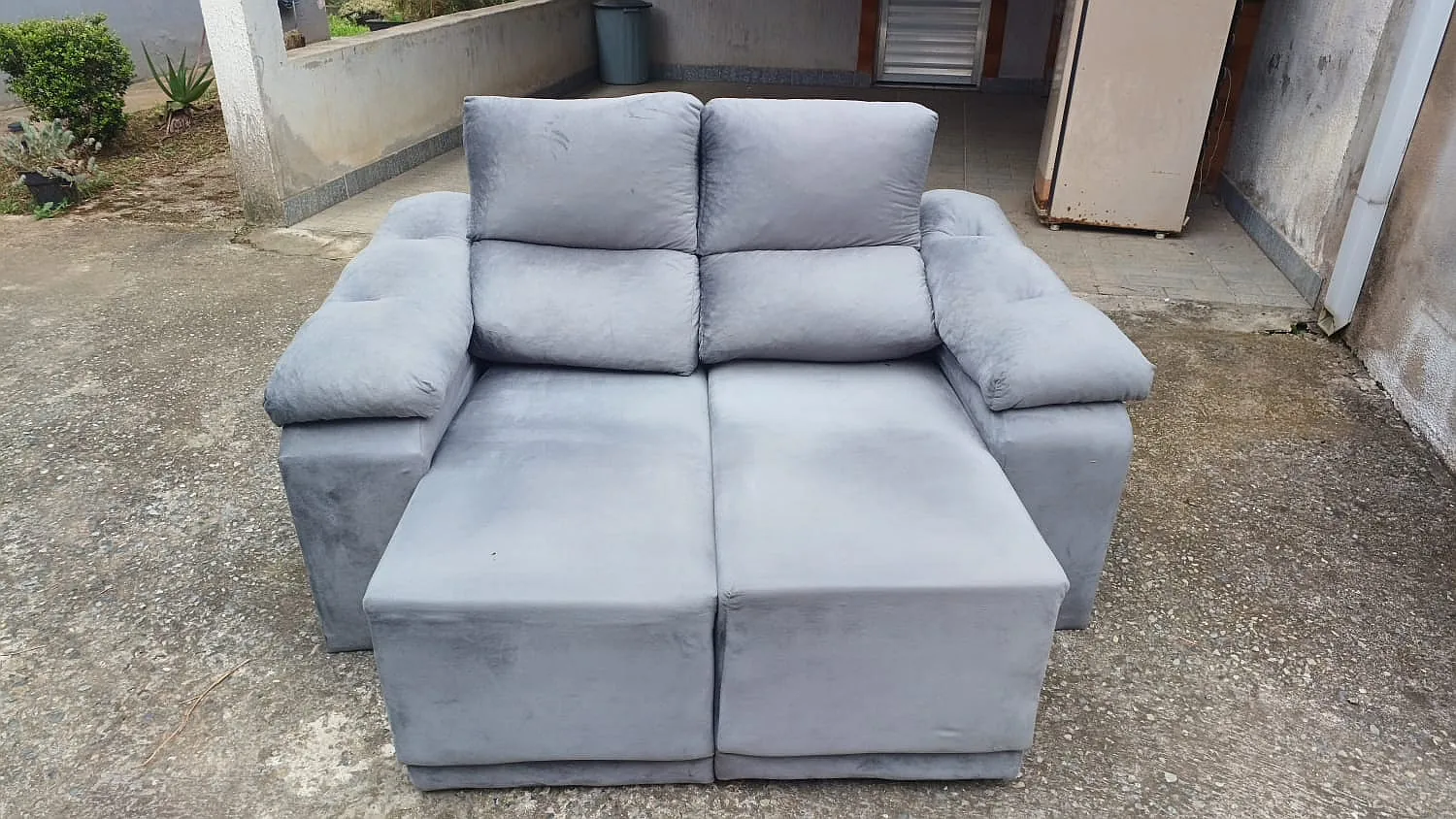 Detalhe de Sofa 2 Lugares Com Chaise Extensivel R250