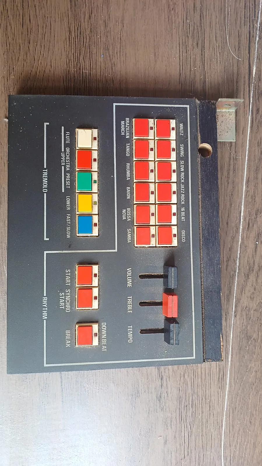 Detalhe de Tampa com botões de registração do teclado inferior Minami ME-7100