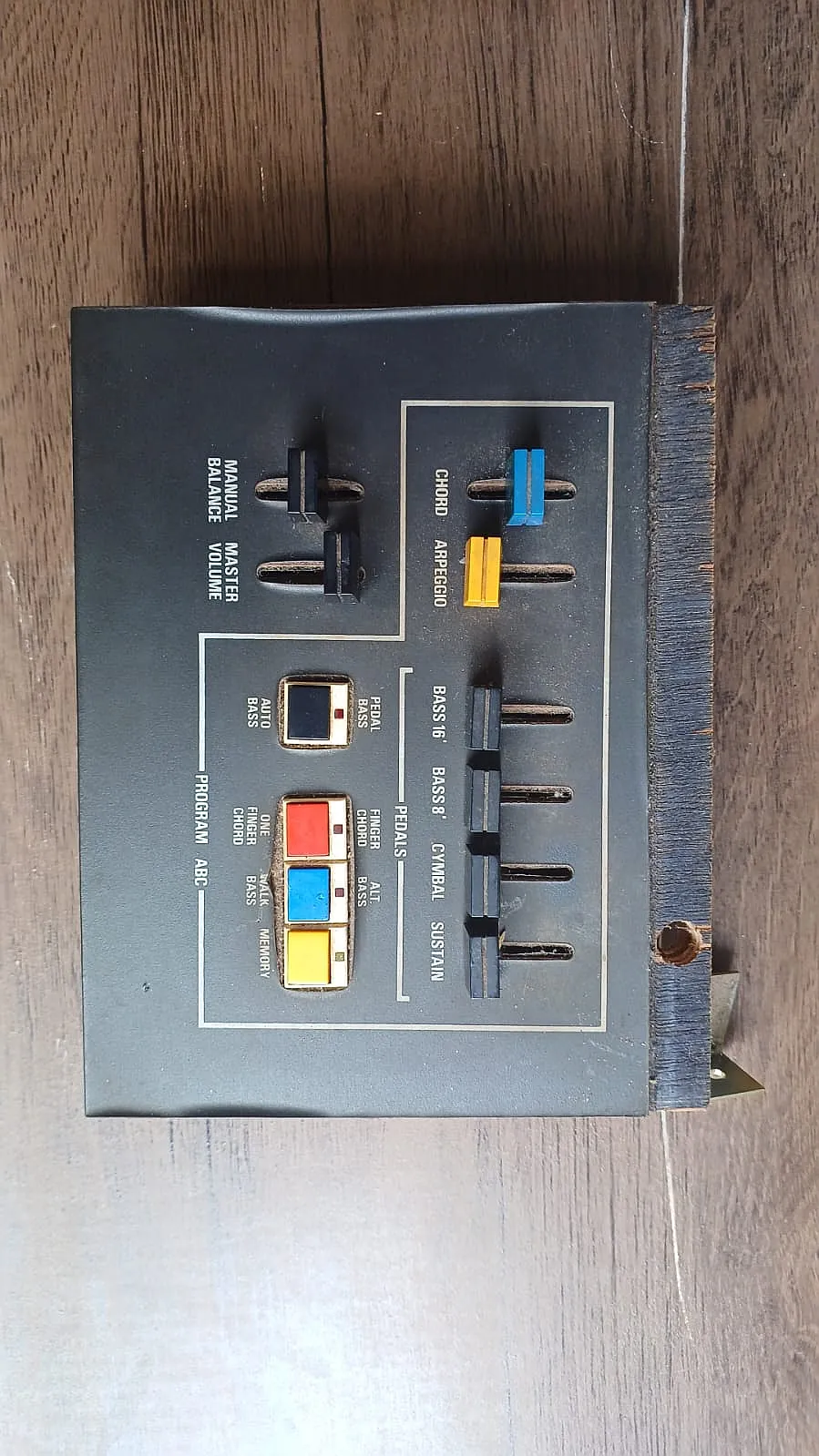 Detalhe de Tampa do volume do teclado inferior para órgão Minami ME-7100