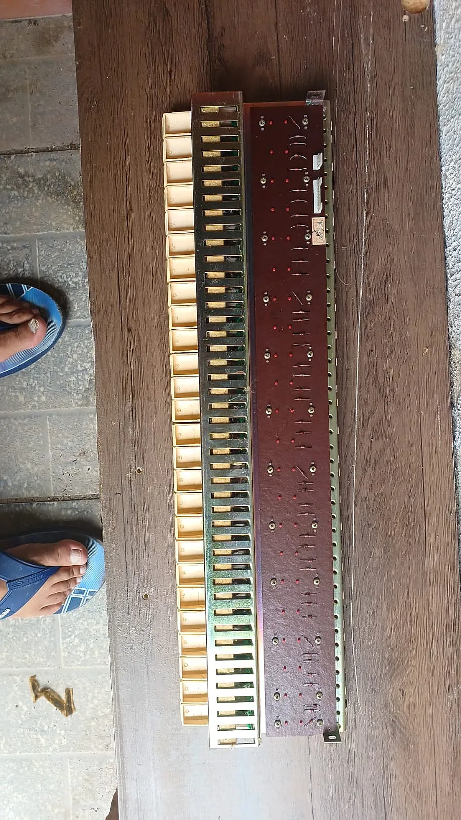 Detalhe de Teclado superior original para órgão Minami ME-7100 antigo